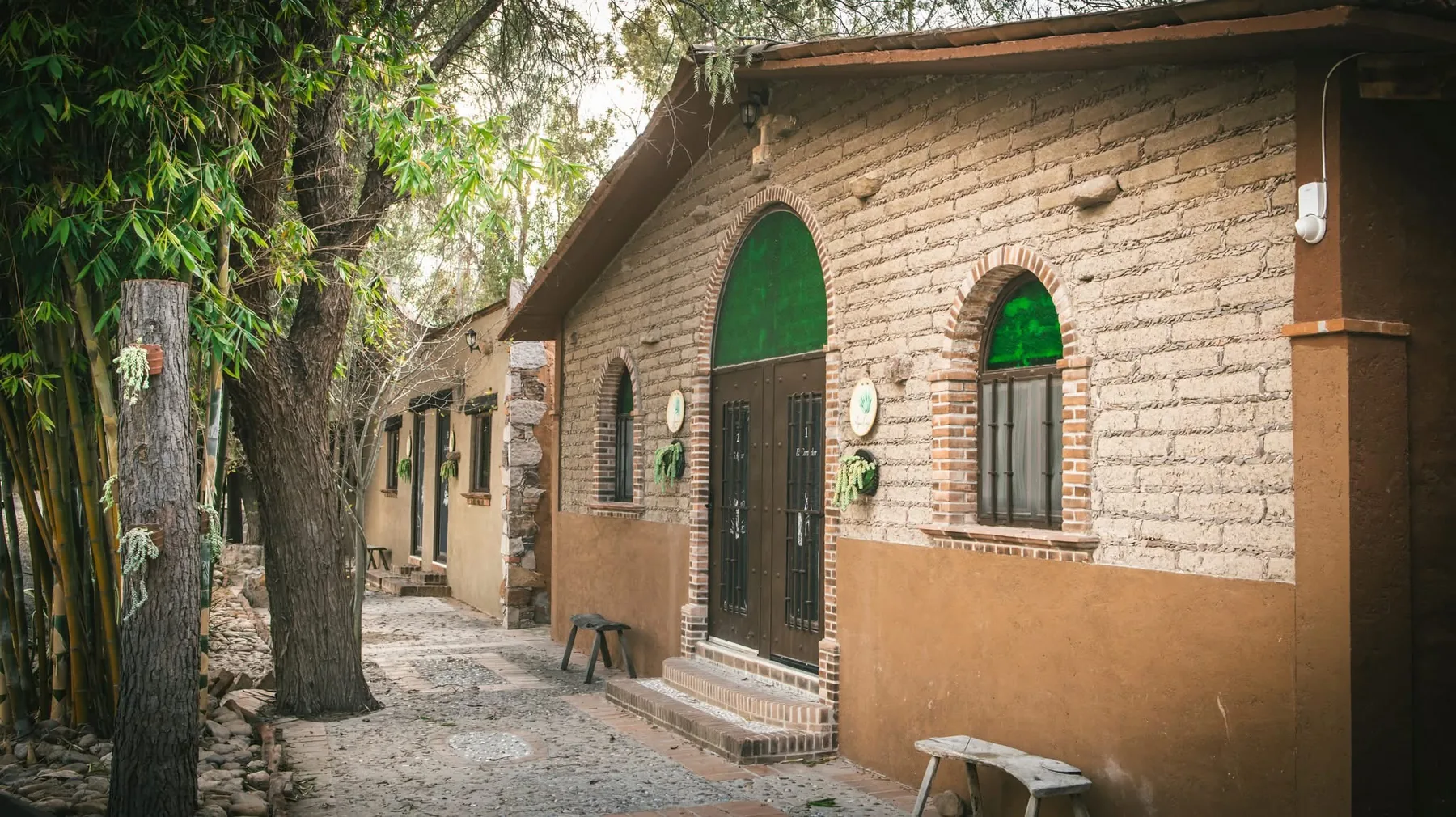 Arquitectura de Finca La Devoción entre árboles